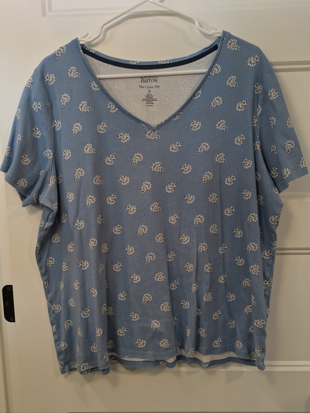 🔴 3/$15 croft & barrow Light Blue Floral V-Neck Short Sleeve Tee